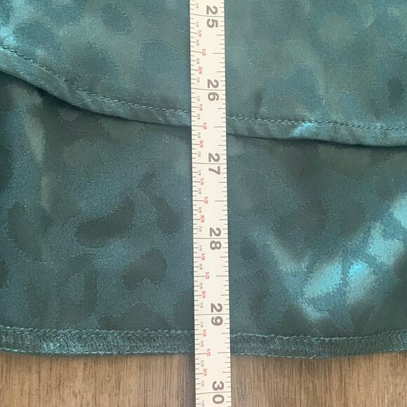 Glam Dark Green Leopard Print LS V-Neck Blouse Oversize Small New with Tags - Picture 9 of 9